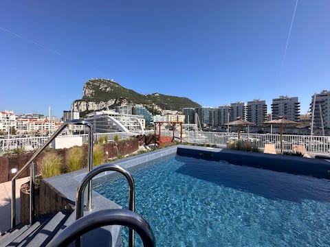 One bed with rooftop pools & jacuzzis, Marina Club