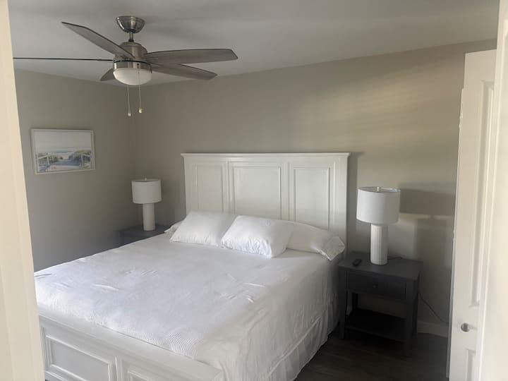 Cama tamaño king y balcón con área de descanso