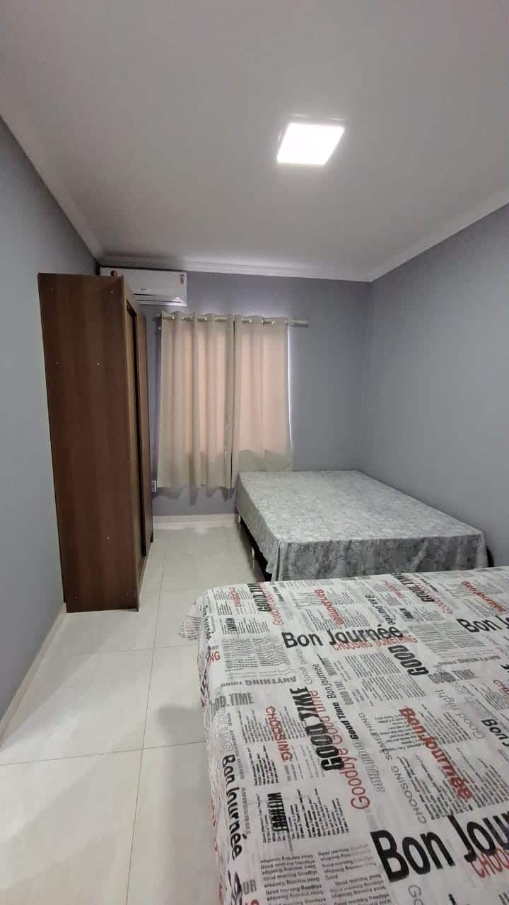 Chumba cha kulala cha demi-suite (bafu jumuishi ambalo hutumikia vyumba viwili vya kulala), hewa safi kupitia dirisha na kiyoyozi. 
Vitanda viwili vya watu wawili vyenye misingi ya chuma.