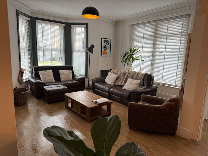 Large Home Sleeps 6 Central Location Free Parking - Plymouth