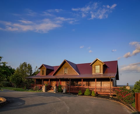 8 BR Mountaintop Lodge with views - Sleeps 22
