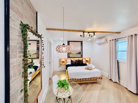 Top performing Airbnb: Chic Cozy Studio • Spa Shower • Near Airport. S1 in Citrus Park