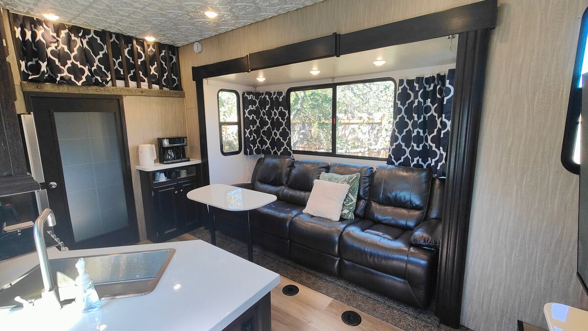 Скалата ќе ве однесе во двокреветниот кревет високо со завеса за приватност. Четирите лежишта може да се користат како кревет. Имаме и pack-n-play. Затемнетите завеси го прават одличен за спиење или гледање телевизија кога сонцето е надвор.