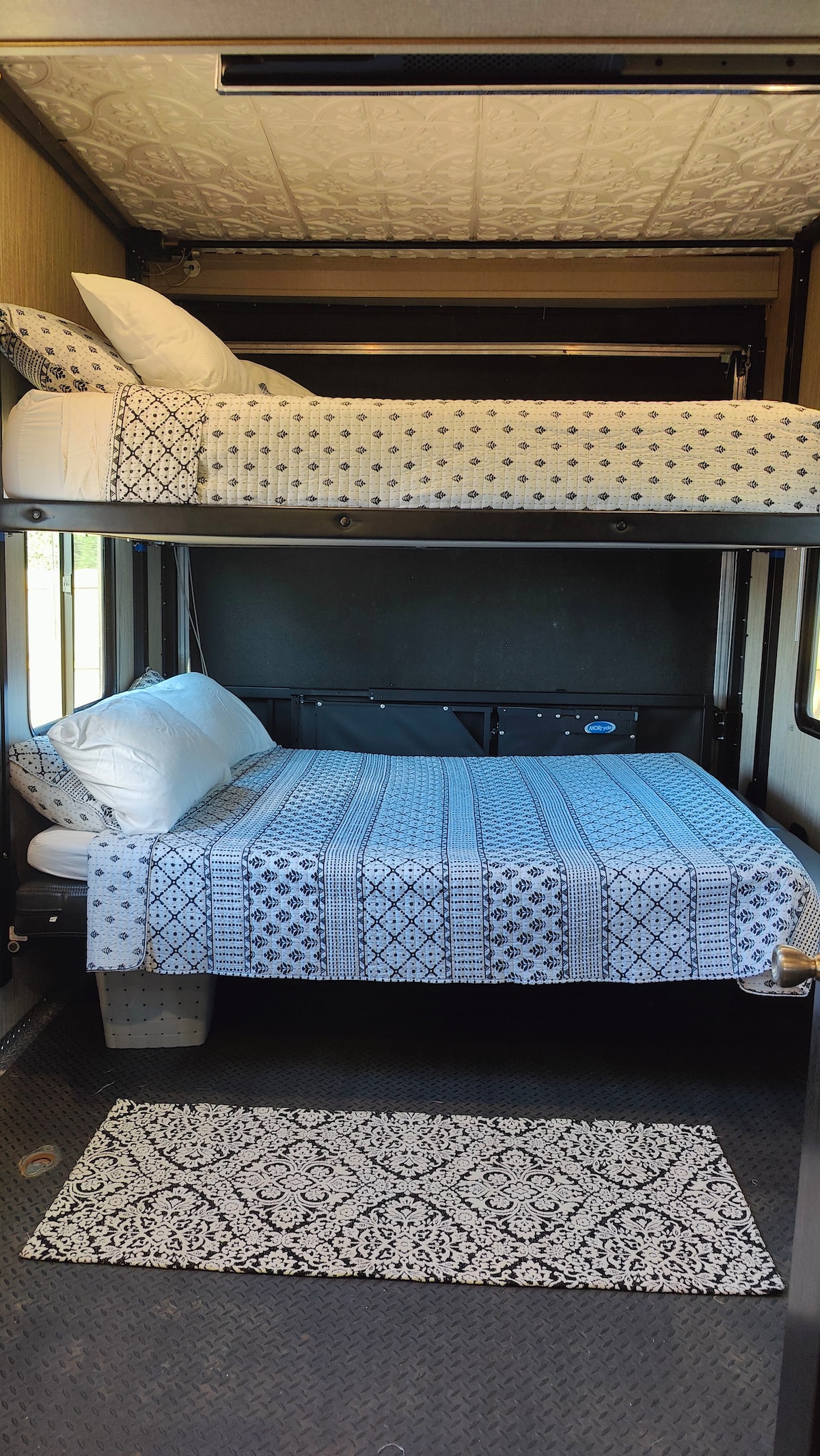 Два брачни кревета.  Горниот кревет може да се движи нагоре и надолу, долниот брачен кревет (широк 150-179 см)  лесно се претвора во 2 кауча. Скалата обезбедува лесен пристап до најгорниот спрат