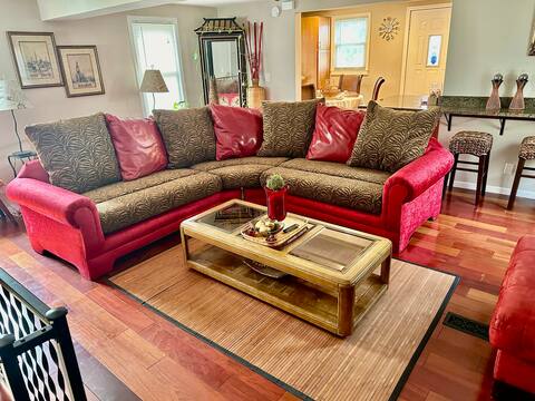Luxurious Peaceful Dwelling in the City Valley!