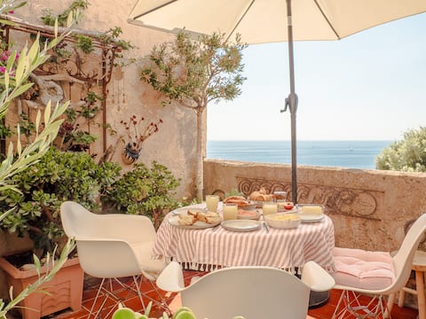 Sunny attic flat with sea view