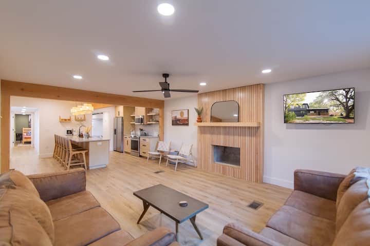 5 star Mid-Century Lakefront Pickleball Retreat