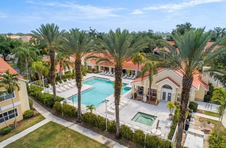 Immaculate 1st Floor, Venetian Palms Luxury Condo - Fort Myers, FL