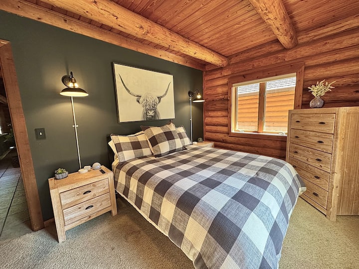 غرفة نوم في الطابق الرئيسي (بدون سلالم) مع مرتبة هجينة إضافية عميقة وسرير مريح للغاية. الكثير من الأدراج للتخزين، والخزانة مليئة بوسائد إضافية! إطلالة رائعة على الأخشاب العلوية وتلفزيون بشاشة مسطحة للترفيه أيضًا!