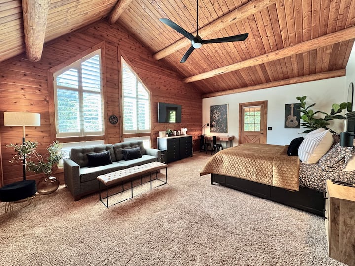 غرفة نوم رئيسية ضخمة في الطابق الثاني. سرير كبير مع مرتبة هجينة عميقة إضافية على إطار سرير قابل للتعديل. أريكة نوم بحجم كوين مع مرتبة ميموري فوم. فراش جميل والكثير من الإضافات في خزانة الملابس الممتدة من الحائط إلى الحائط!