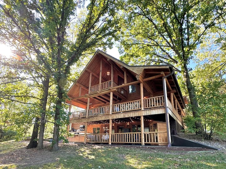 Massive Luxury Log Cabin w/Hot Tub & Gaming Level!
