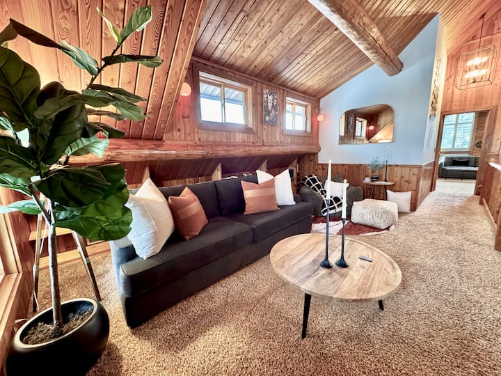 شقة علوية مفتوحة تطل على الطابق الرئيسي. تحتوي أريكة النوم المخملية المخصصة على مرتبة رغوية بحجم كوين في الداخل. يمكن أن تكون الشمعدانات بأي لون تريده. استمتع بركن القراءة! 