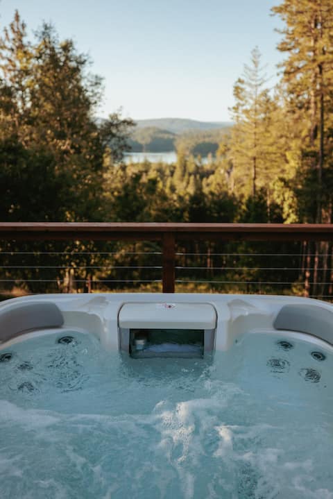 Lakeview lodge with hot tub near Rollins Lake