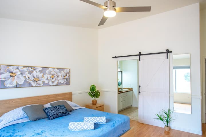 ¡Tu propio espacio privado! Una cama tamaño king, TV de 55 pulgadas y acceso al patio trasero. ¡Todo para que lo lo disfrutes!