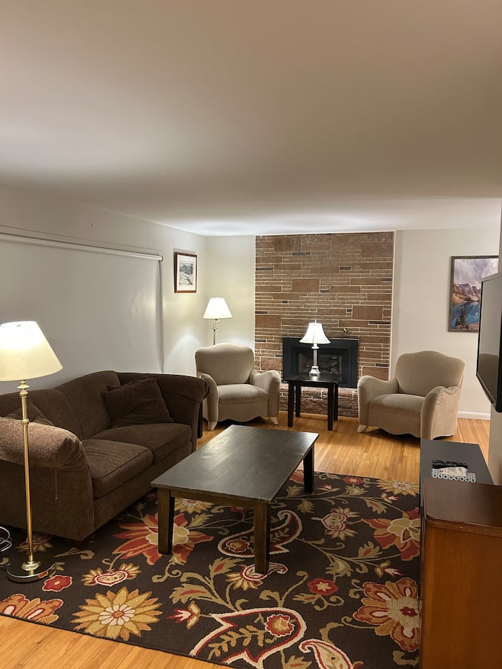 Beautiful 2 Bdrm W/ Patio& Yard - Calgary