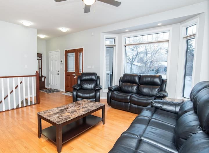 4bedroom House, 3bathroom With Kitchen And Patio - Saskatchewan