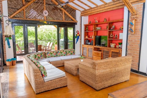Popular Airbnb listing: Fincas Panaca Herrería 9! Pet-Friendly Villa! in Quimbaya