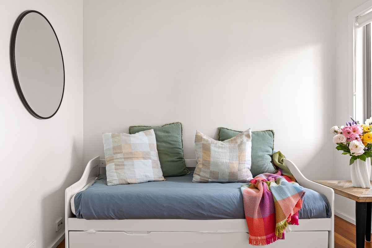 Sofá o cama doble individual con cama nido extraíble. Este dormitorio está abierto y adyacente a la sala de estar y el dormitorio 2.