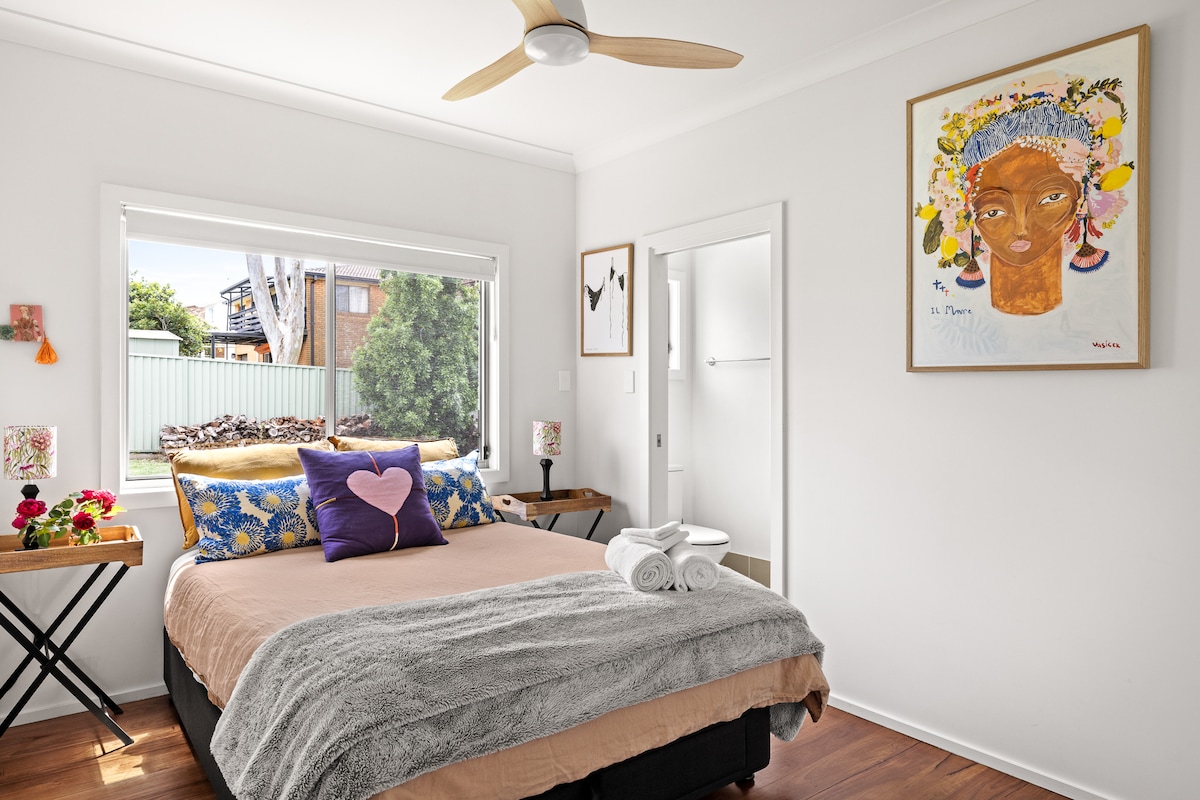 Dormitorio principal con baño