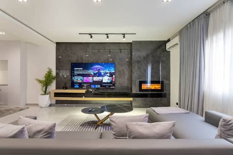 Luxury 4 bedroom house with a private chef on site