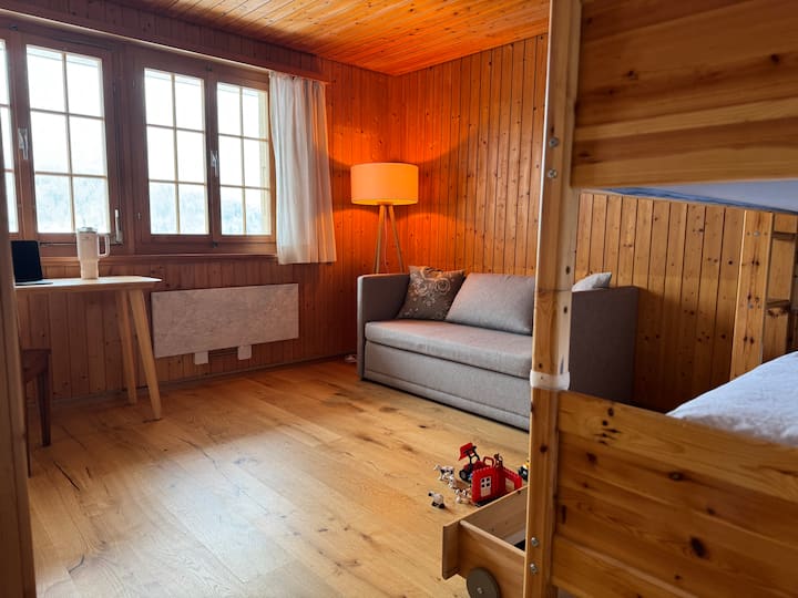 Më e madhja nga dy dhomat e gjumit ofron një krevat marinari të rehatshëm me dyshekë cilësorë dhe sirtarë plot me lodra, një divan (për të fjetur), një gardërobë me varëse dhe një hapësirë pune me pamje të mahnitshme. 