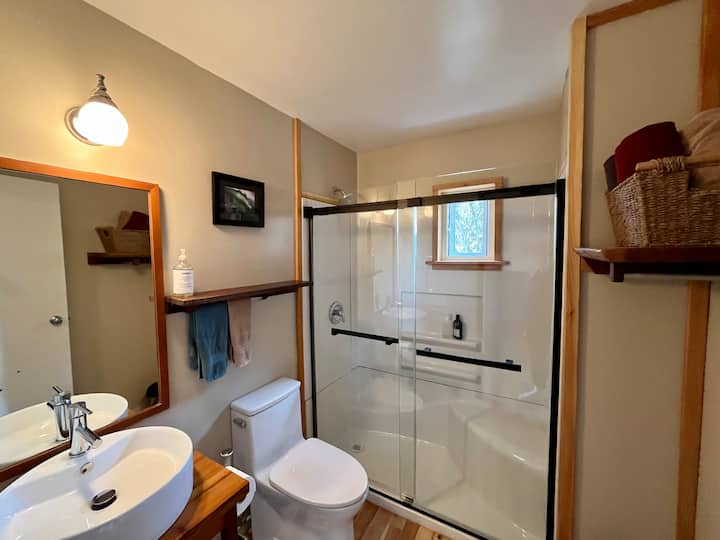 King Bed. Heart Of Tofino! Private - Tofino