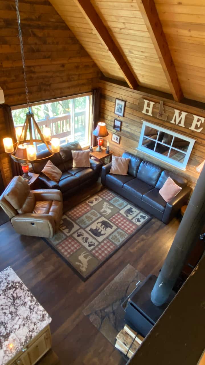 סלון נעים עם דגשים מעץ חם, מקומות ישיבה מפוארים, שטיח כפרי בסגנון דוב ותנור עצים - מושלם למנוחה אחרי יום בחוץ. להתמקם ולשחק במשחקים, לבקר/להתכרבל או לקרוא את הספר האהוב עליכם ולהירגע. 