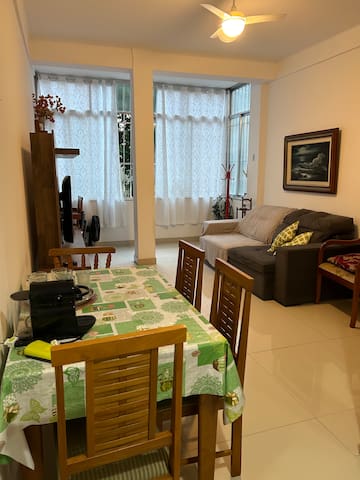 Copacabana a 200 metros da praia e 200 do metrô.