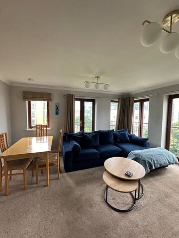 3 bedroom prop very close to Grassmarket & Castle! gallery image 4