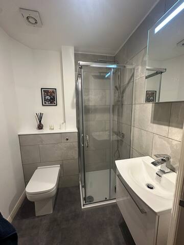 3 bedroom prop very close to Grassmarket & Castle! gallery image 3