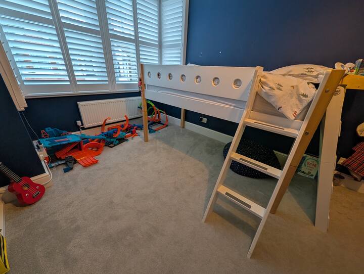 Krevat me shkallë ose "krevat kabinë", më pak i përshtatshëm për të rriturit me shtat të lartë ose fëmijët shumë të vegjël 