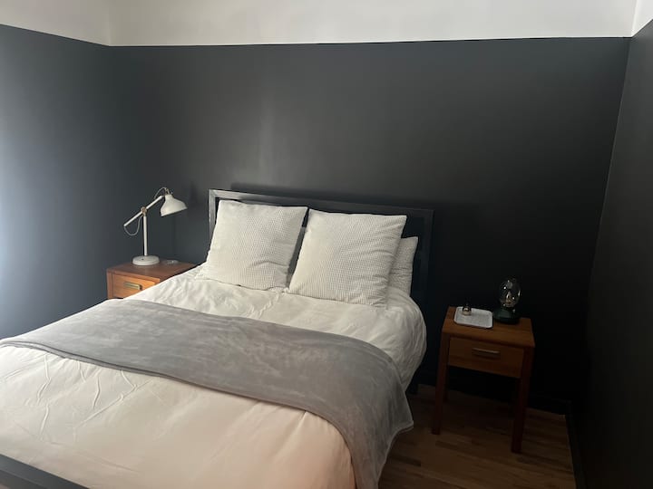 Bračni krevet (160x200) i pogled na potok