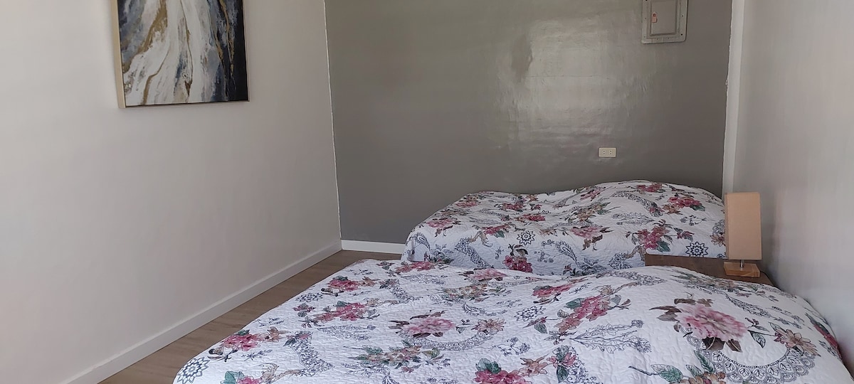 2张双人床（其中1张有拉出式床），1张地板床垫