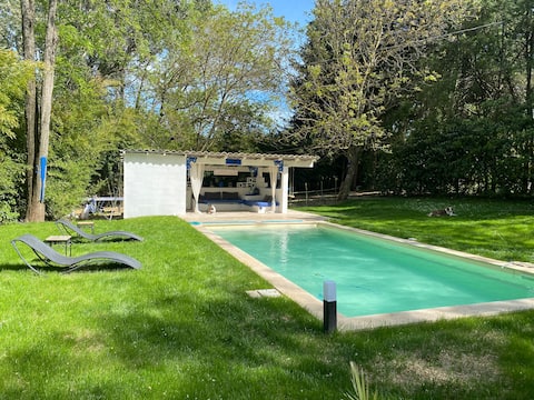 Large cottage with swimming pool between Avignon and Uzes