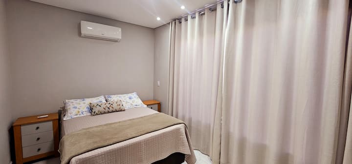 Suite 2, frente, cama tamaño queen, con aire acondicionado, colchón adicional si es necesario. 