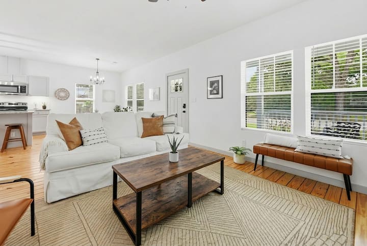 Modern Cottage Close To Downtown - Brenham, TX