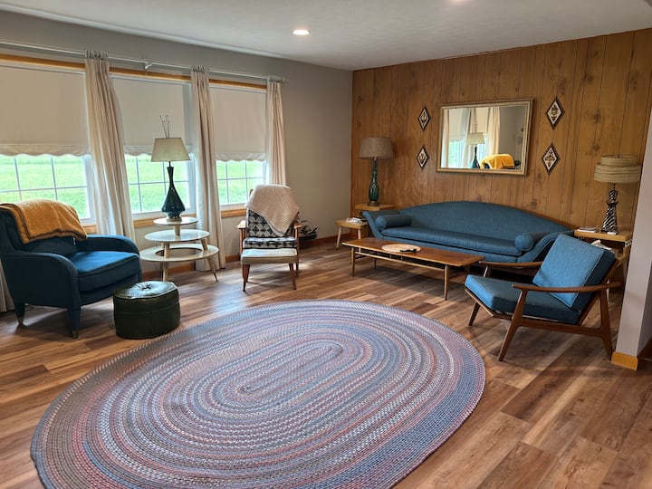 Red House Retreat-unique Getaway-pool-patio-quiet - Clay City, KY