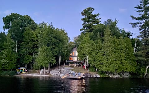 Canadian Log Cabin- sauna, kayaks, wifi, fire pit
