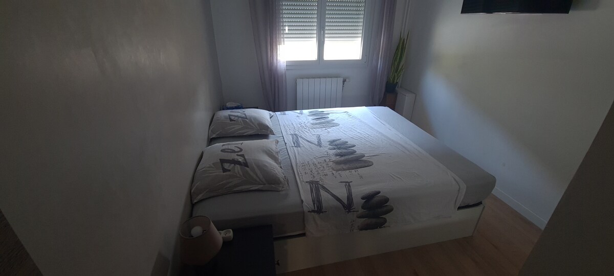 Izba s manželskou posteľou.
So skriňou v obchode. 