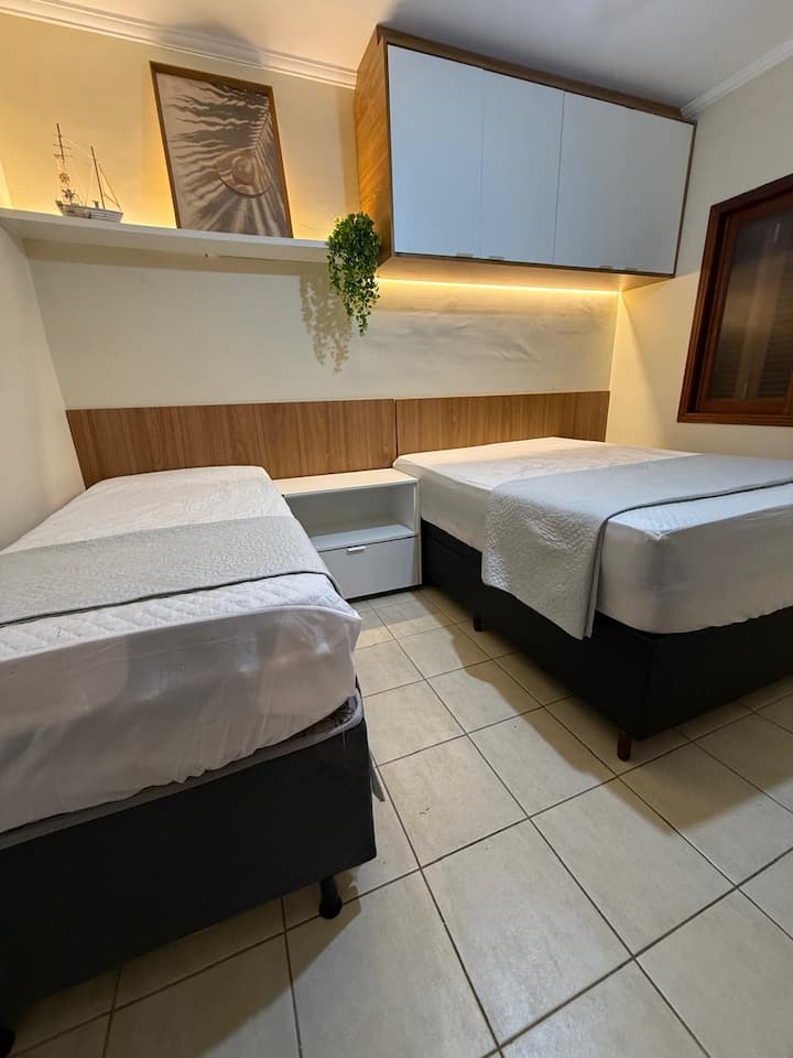 Apartmán, spálňa má manželskú posteľ a samostatné lôžko s prístelkou