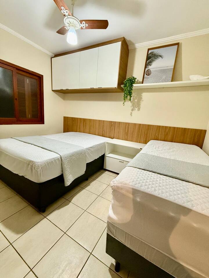 Apartmán, spálňa má manželskú posteľ a samostatné lôžko s prístelkou
