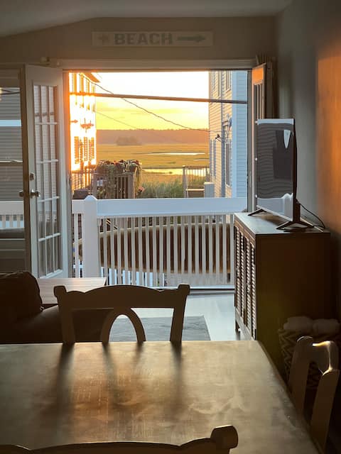 Top floor condo-steps to the ocean, off st parking