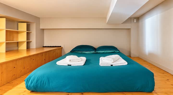 Espace nuit en mezzanine; 
lit double 140x190 (matelas au sol),  rangements en bout de lit, parfait pour organiser vos effets personnels. 
Attention à la hauteur sous plafond