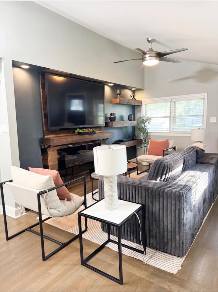 Cozy West Midtown Bungalow Near Benz Stadium - Atlanta, GA