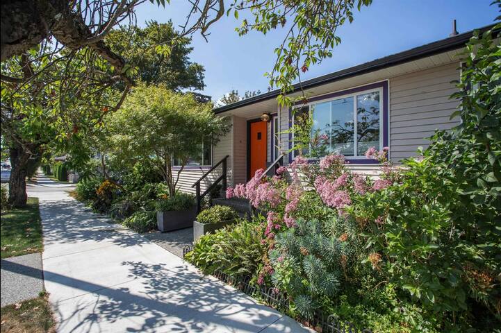 Orange Door Bungalow- Bright 2-BR w/ private yard