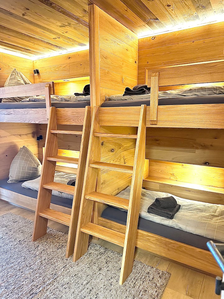 Spálňa 2 má 4 lôžka 1 x 2 metre na dvoch poschodových posteľiach a dostatok úložného priestoru pre 4 osoby.
V priľahlej kúpeľni je sprchovací kút s dažďovou sprchou, umývadlom, WC a vyhrievaným vešiakom na uteráky.