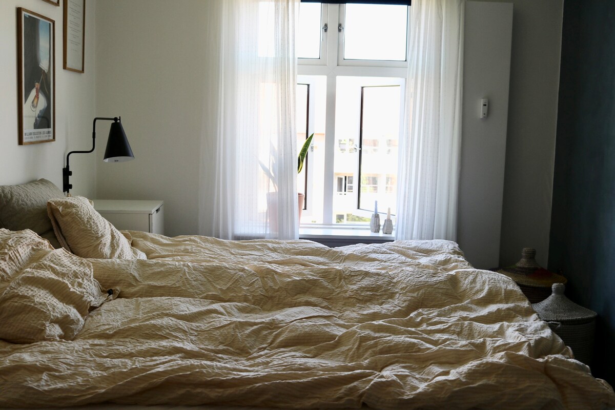 配备特大号床的卧室。 