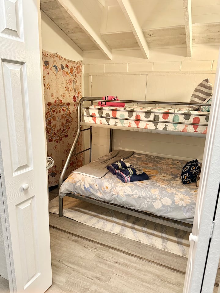 Mažas dviaukštis kambarys 