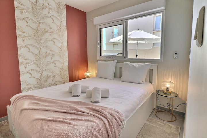 ห้องนอนที่หรูหราและผ่อนคลายพร้อมเตียงคู่ที่สะดวกสบาย การตกแต่งสีชมพูและสีทองสร้างบรรยากาศที่นุ่มนวลและอบอุ่น เหมาะสำหรับการพักผ่อนยามค่ำคืนหลังจากไปชายหาดหรือเที่ยวมาทั้งวัน

