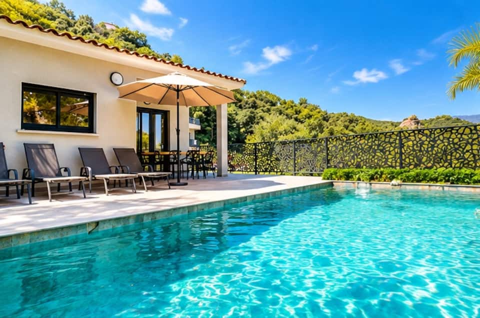 Piscine et terrasse de la maison A Casa di Laurena